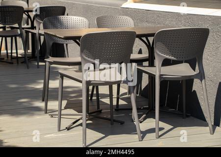 tables et chaises dans un café extérieur au soleil, un restaurant sur la place de la ville, mobilier de restaurant, chaise et table Banque D'Images