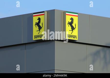 Italie, année 2023, logo Ferrari cars sur le bâtiment d'un concessionnaire officiel de la marque Banque D'Images