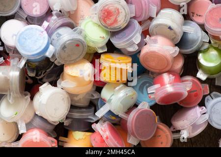 beaucoup de peintures aquarelles multicolores dans des pots en plastique gros plan comme un arrière-plan, un hobby et un artiste de créativité Banque D'Images