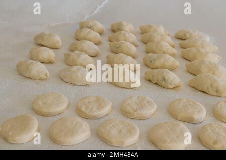 Préparation de la cuisson des petits pains avec farce et beignets de pâte à levure sur le comptoir blanc avant de commencer la cuisson Banque D'Images