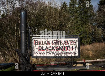 Brian Greaves forgeron artiste qui fait des sculptures de sa barge Bronte sur les canaux du Yorkshire, photographié ici à Gargrave sur le canal de Leeds Liverpool Banque D'Images