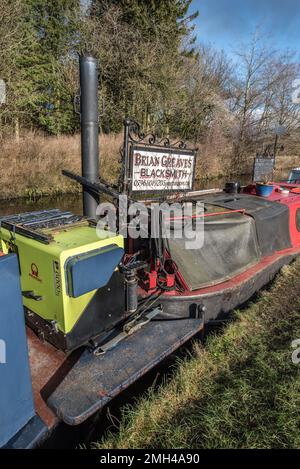 Brian Greaves forgeron artiste qui fait des sculptures de sa barge Bronte sur les canaux du Yorkshire, photographié ici à Gargrave sur le canal de Leeds Liverpool Banque D'Images