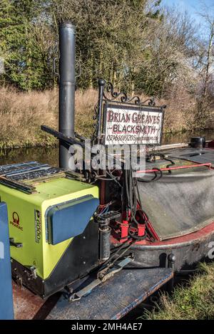 Brian Greaves forgeron artiste qui fait des sculptures de sa barge Bronte sur les canaux du Yorkshire, photographié ici à Gargrave sur le canal de Leeds Liverpool Banque D'Images