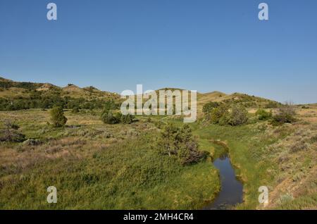 Petit ruisseau sinueux à travers le paysage rural éloigné dans le Dakota du Nord. Banque D'Images