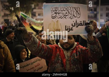 Idlib City, Syrie. 26th janvier 2023. Les Syriens tiennent des pancartes lors d'une protestation contre l'incendie d'un exemplaire du Coran par un politicien suédois. Les musulmans du monde entier sont indignés après que le politicien danois-suédois Rasmus Paludan ait organisé une manifestation devant l'ambassade turque de Stockholm durinh, qu'il a brûlée une copie du Saint Coran. Credit: Aras Alkharboutli/dpa/Alamy Live News Banque D'Images