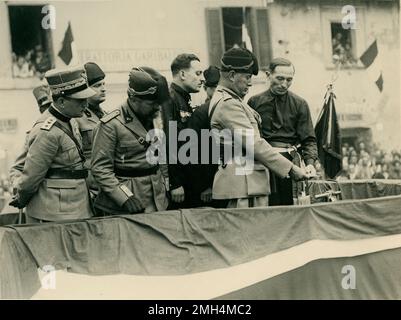 ROMA 13 SETTEMBRE 1930  S.E. IL CAPO DEL GOVERNO PRESENZIA A MONTEROTONDO E MENTANA ALLA INAUGURAZIONE DI IMPORTANTI OPERE DEL REGIME E PASSA IN RIVISTA LA MILIZIA REDUIT DALLE MANOVRE SVOLTASI IN QUEI DINTORNI Banque D'Images