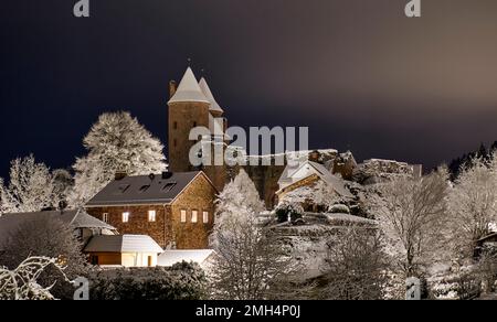 Photo en exposition prolongée du château de Bertrada la nuit avec un paysage enneigé en janvier hiver. Banque D'Images