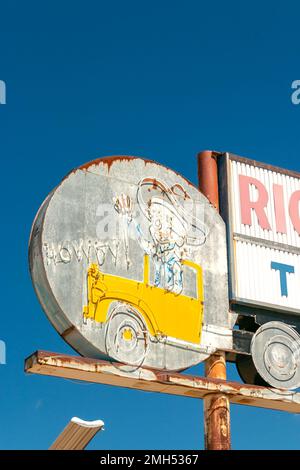 Panneau et bâtiment abandonnés d'époque, terminal de camion Rio Pecos Ranch sur la route 66 santa rosa, nouveau mexique, états-unis Banque D'Images