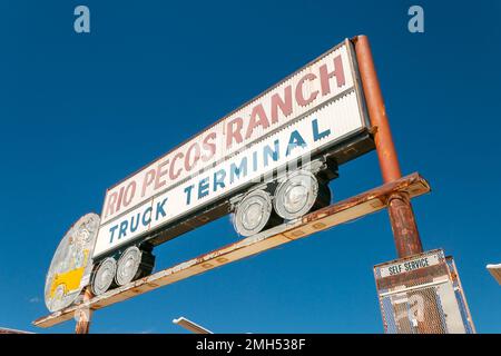 Panneau et bâtiment abandonnés d'époque, terminal de camion Rio Pecos Ranch sur la route 66 santa rosa, nouveau mexique, états-unis Banque D'Images