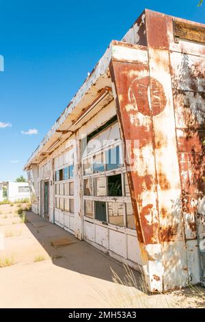 Bâtiment ancien de signalisation et de garage abandonné, terminal de camion Rio Pecos Ranch sur la route 66 santa rosa, nouveau mexique, états-unis Banque D'Images