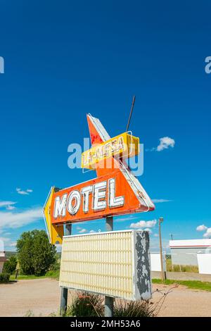 Suivez les panneaux indiquant le motel de la Mesa sur la route 66, États-Unis Banque D'Images