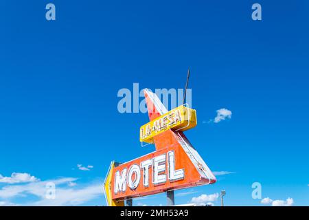 Suivez les panneaux indiquant le motel de la Mesa sur la route 66, États-Unis Banque D'Images