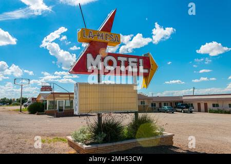 Suivez les panneaux indiquant le motel de la Mesa sur la route 66, États-Unis Banque D'Images