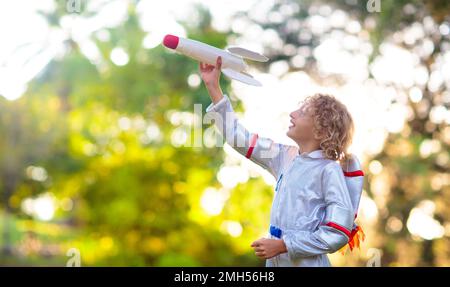 Petit garçon jouant avec vaisseau spatial. Costume d'astronaute pour Halloween. Enfant créatif avec fusée spatiale. Les enfants rêvent et imaginent. Banque D'Images