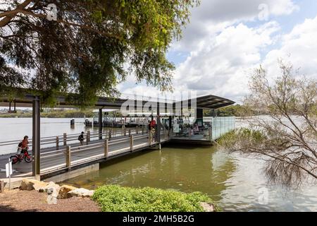 Quai du ferry de banlieue du parc olympique de Sydney sur la rivière Parramatta, Sydney, Nouvelle-Galles du Sud, Australie 2023 Banque D'Images