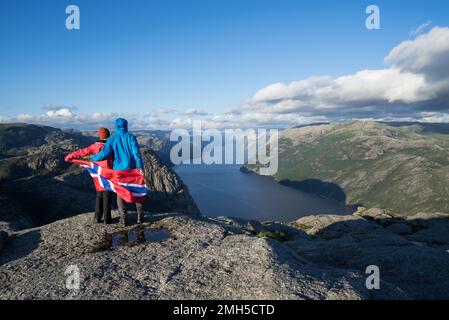 Pathway Pulpit Rock. Couple avec le pavillon de la Norvège ressemble au panorama de l'Lysefjord. Attraction touristique. Ensoleillé dans les montagnes Banque D'Images