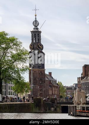 AMSTERDAM, PAYS-BAS - 01 MAI 2018 : vue extérieure du Montelbaanstoren, vestige d'Amsterdam, remparts médiévaux de la ville, voie navigable Oude Schans Banque D'Images