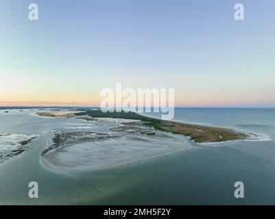 Panorama aérien du parc d'État de Caladesi Island et des eaux du golfe environnantes, Floride. Banque D'Images