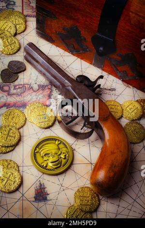 Pirates Chest et Pistole Banque D'Images