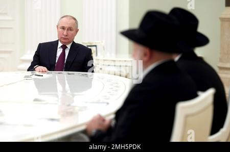 Moscou, Russie. 26th janvier 2023. Le président russe Vladimir Poutine tient une rencontre en face à face avec le grand rabbin de Russie Berl Lazar, au centre, et le président de la Fédération des communautés juives Alexander Boroda, à droite, pour discuter de la prochaine Journée internationale du souvenir de l'Holocauste au Kremlin, à 26 janvier 2023, à Moscou, en Russie. Credit: Mikhail Metzel/Kremlin Pool/Alamy Live News Banque D'Images