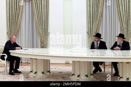 Moscou, Russie. 26th janvier 2023. Le président russe Vladimir Poutine tient une rencontre en face à face avec le grand rabbin de Russie Berl Lazar, au centre, et le président de la Fédération des communautés juives Alexander Boroda, à droite, pour discuter de la prochaine Journée internationale du souvenir de l'Holocauste au Kremlin, à 26 janvier 2023, à Moscou, en Russie. Credit: Mikhail Metzel/Kremlin Pool/Alamy Live News Banque D'Images