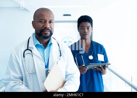 Portrait d'un médecin afro-américain sérieux dans le couloir de l'hôpital avec espace de copie Banque D'Images