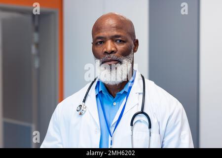 Portrait d'un médecin senior afro-américain sérieux dans le couloir de l'hôpital Banque D'Images