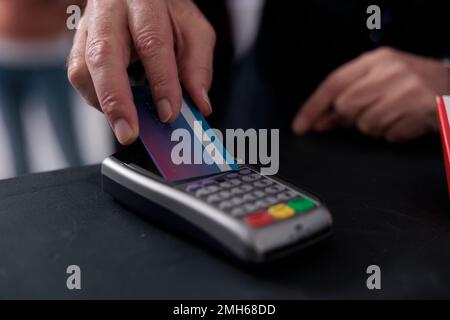 Client âgé mettant carte de crédit sur pos terminal payer pour le traitement pharmaceutique en pharmacie, acheter des vitamines, des suppléments pour aider à guérir la maladie. Service de soutien aux soins de santé. Gros plan Banque D'Images