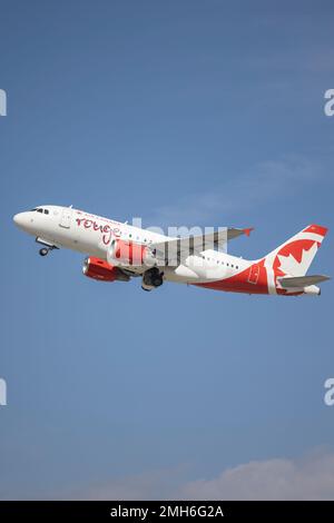 Un jet d'Air Canada Rouge part de l'aéroport international de fort Lauderdale sur 6 janvier 2023 Banque D'Images