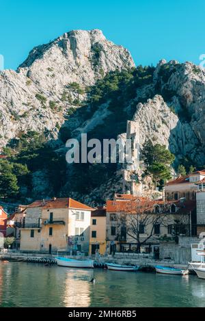 Ville d'omis sur la rivière Cetina et anciennes ruines de la forteresse Pirate. Dalmatie, Croatie. Banque D'Images