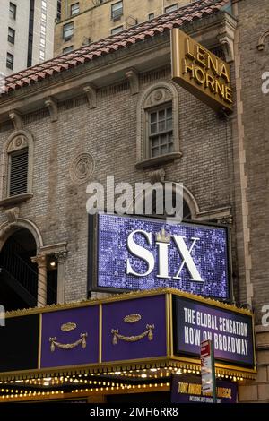 « Six » Marquee au Lena Horne Theatre (anciennement Brooks Atkinson) à Times Square, New York, États-Unis, 2023 Banque D'Images