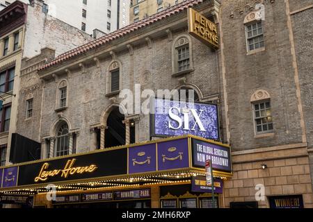 « Six » Marquee au Lena Horne Theatre (anciennement Brooks Atkinson) à Times Square, New York, États-Unis, 2023 Banque D'Images