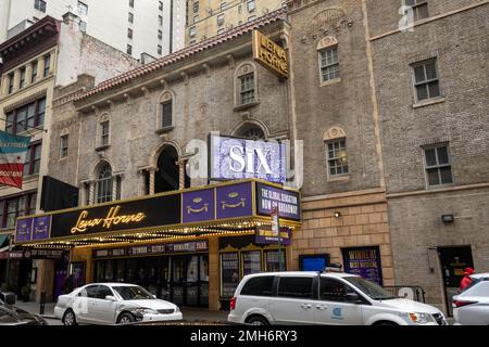 « Six » Marquee au Lena Horne Theatre (anciennement Brooks Atkinson) à Times Square, New York, États-Unis, 2023 Banque D'Images