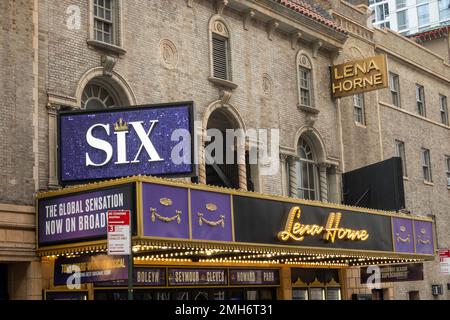 « Six » Marquee au Lena Horne Theatre (anciennement Brooks Atkinson) à Times Square, New York, États-Unis, 2023 Banque D'Images