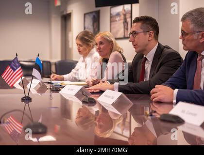 Washington DC, États-Unis. 26th janvier 2023. Washington DC, États-Unis. 26 janvier 2023. Le ministre estonien de la défense, KUSTI Salm, à droite, fait des remarques lors d'une réunion bilatérale organisée par le sous-secrétaire américain à la défense pour la politique, le Dr Colin Kahl au Pentagone, 26 janvier 2023 à Washington, DC crédit: pO2 Zachary Wheeler/DOD photo/Alamy Live News Banque D'Images