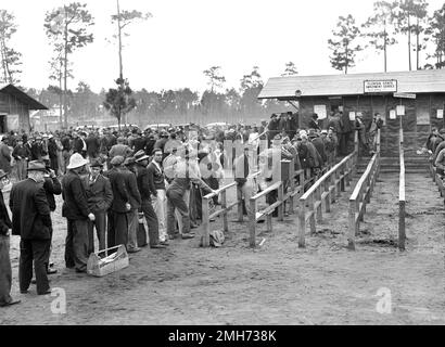 Charpentiers et ouvriers de la construction attendant à l'extérieur du bureau du service d'emploi de l'État de Floride essayant d'obtenir des emplois à Camp Blanding, Starke, Floride, États-Unis, Marion Post Wolcott, ÉTATS-UNIS Administration de la sécurité agricole, décembre 1940 Banque D'Images