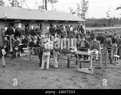 Charpentiers et ouvriers de la construction attendant à l'extérieur du bureau du service d'emploi de l'État de Floride essayant d'obtenir des emplois à Camp Blanding, Starke, Floride, États-Unis, Marion Post Wolcott, ÉTATS-UNIS Administration de la sécurité agricole, décembre 1940 Banque D'Images