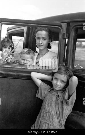 La famille des travailleurs des fruits migrateurs du Tennessee a campé à Field près de Packinghouse, Winter Haven, Floride, États-Unis, Arthur Rothstein, ÉTATS-UNIS Administration de la réinstallation, janvier 1937 Banque D'Images