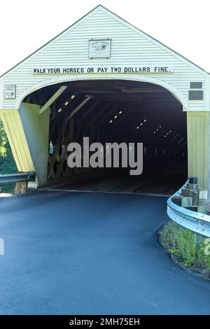 Considéré comme le plus long pont couvert des États-Unis (toujours debout). Ce pont traverse la rivière Connecticut entre Cornish NH et Windsor, VT. Il y a Banque D'Images