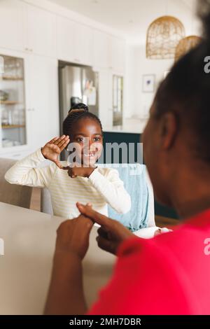 Bonne grand-mère afro-américaine et petite-fille sourde utilisant la langue des signes Banque D'Images