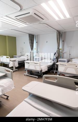 Vue générale de la chambre avec lits et équipement médical à l'hôpital Banque D'Images