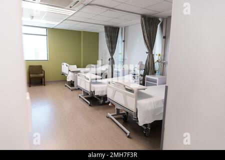 Vue générale de la chambre avec lits et équipement médical à l'hôpital Banque D'Images