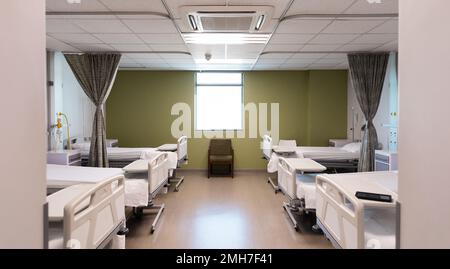 Vue générale de la chambre avec lits et équipement médical à l'hôpital Banque D'Images