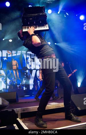 Punk celtique américain et de Boston, Dropkick Murphys se produit en direct à Hanovre, en allemagne Banque D'Images