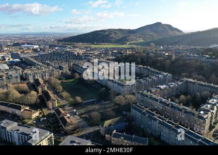 Vue aérienne d'Édimbourg par drone vers le sud en direction de Crow Hill depuis le sommet de Leith Walk Banque D'Images