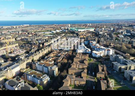 Vue aérienne sur les drones en regardant le nord-est d'Édimbourg vers Restalrig et le stade de la route de Pâques Banque D'Images