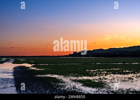 SEAFORD, ANGLETERRE - 21st JANVIER 2023 : vue sur les Coastguard Cottages au coucher du soleil en hiver, Cuckmere Haven, East Sussex Banque D'Images