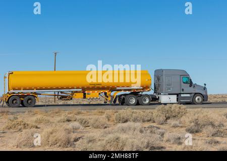 Camion semi-remorque montré conduisant dans le désert de Mojave. Banque D'Images