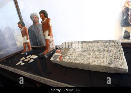 Saqqara. 26th janvier 2023. Photo prise le 26 janvier 2023 montre des reliques culturelles découvertes de tombes anciennes récemment découvertes dans la nécropole de Saqqara, au sud du Caire, en Égypte. Le célèbre archéologue égyptien Zahi Hawass a annoncé jeudi la découverte d'importantes tombes accueillant une momie de 4300 ans dans la nécropole de Saqqara, près des pyramides de Gizeh. Credit: Ahmed Gomaa/Xinhua/Alamy Live News Banque D'Images