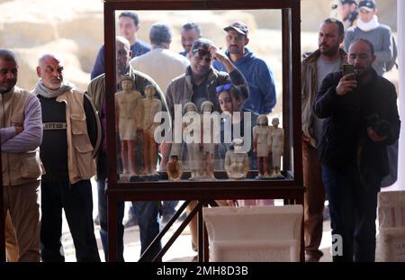 Saqqara, Égypte. 26th janvier 2023. Les gens regardent les reliques culturelles découvertes de tombes anciennes récemment découvertes dans la nécropole de Saqqara, au sud du Caire, en Égypte, le 26 janvier 2023. Le célèbre archéologue égyptien Zahi Hawass a annoncé jeudi la découverte d'importantes tombes accueillant une momie de 4300 ans dans la nécropole de Saqqara, près des pyramides de Gizeh. Credit: Ahmed Gomaa/Xinhua/Alamy Live News Banque D'Images